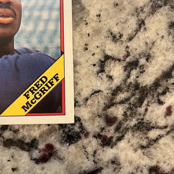 1988 Topps Fred McGriff with ERROR. Printing error left white dot on forehead. - Picture 7 of 7